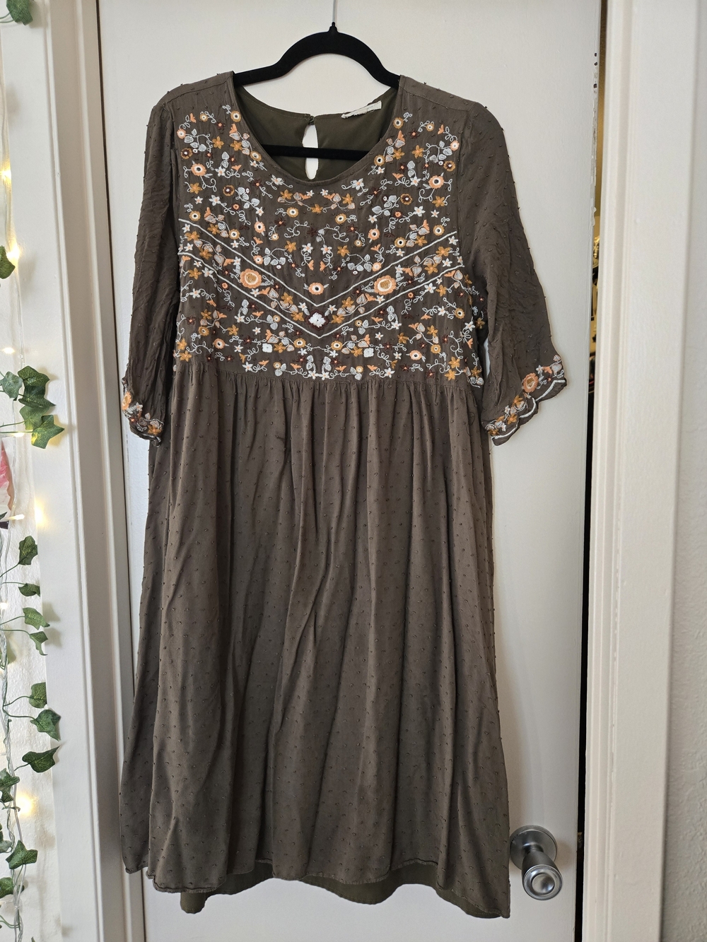 Floral Embroidered Midi Dress in Brown Size Large